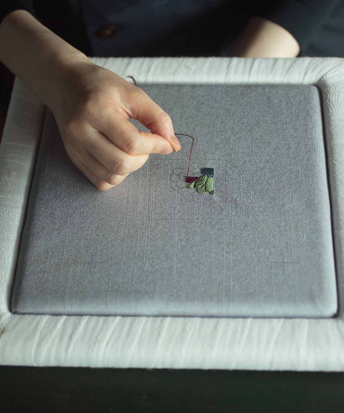 Couturier[クチュリエ]|伝統文様に魅せられて 絹糸でつやめく日本刺しゅうブローチの会