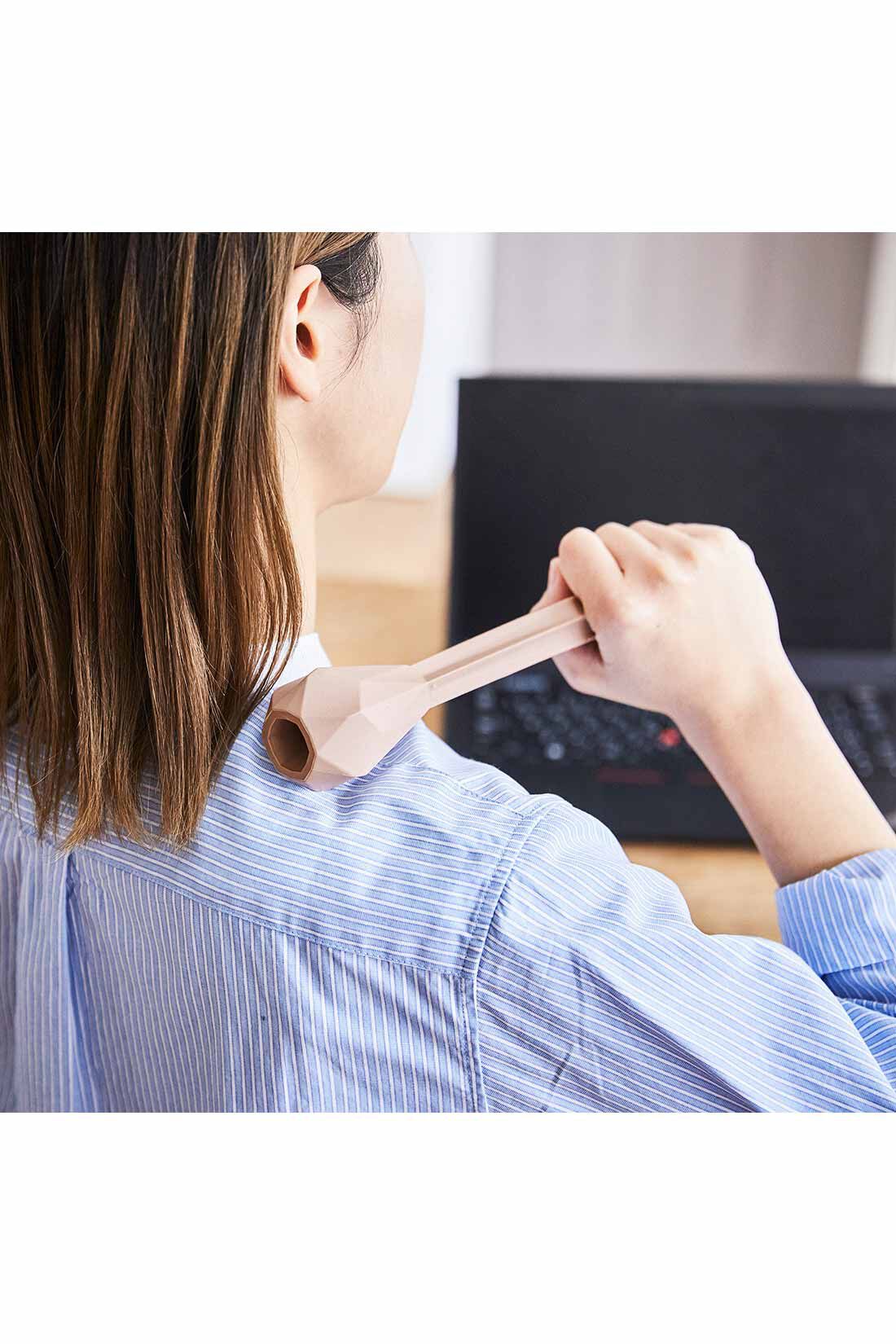 ミニツク|しなってトントン気持ちいい インテリアになじむショルダーマッサージスティック