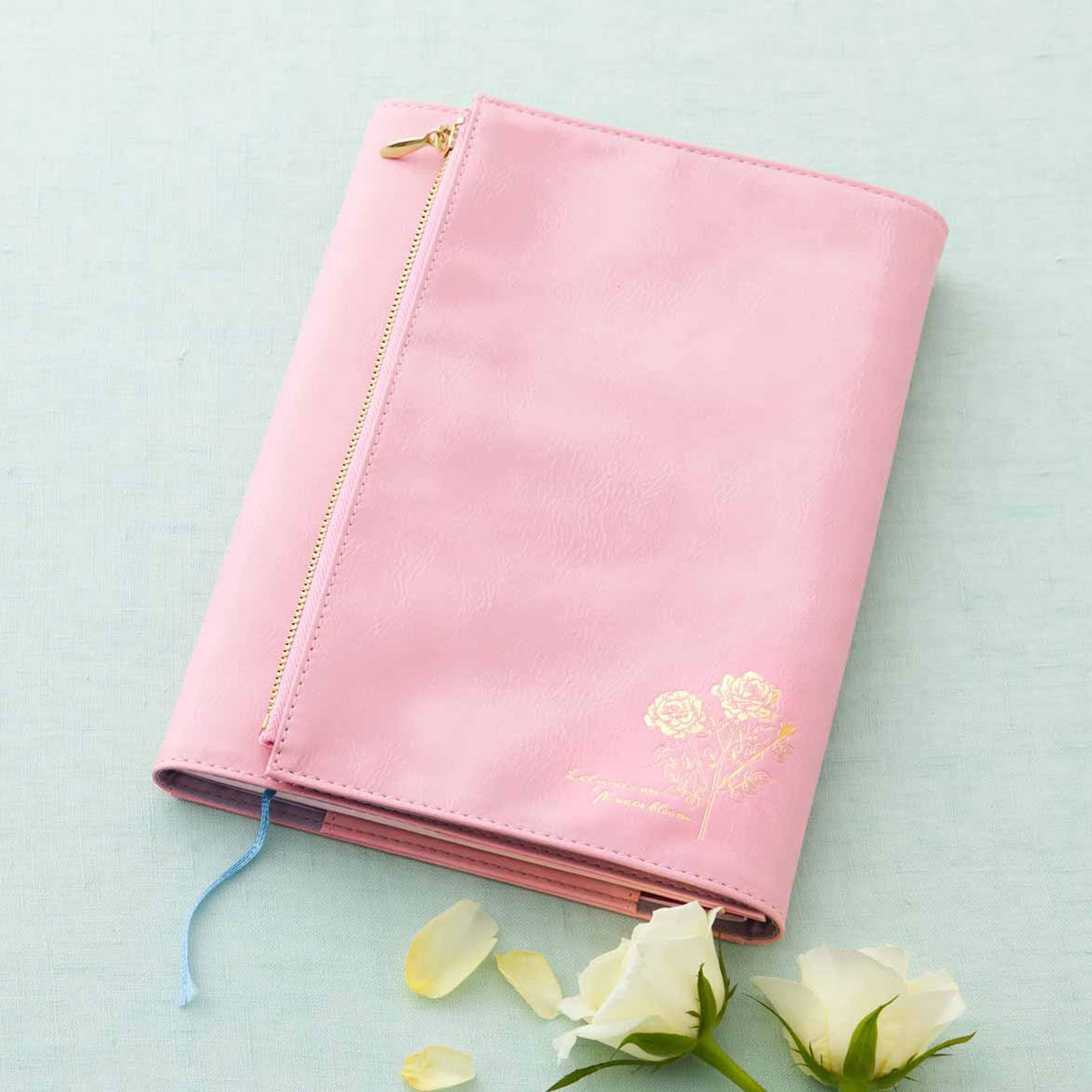 幅広ポケットにたっぷり収納 大きいスケ帳カバー|華やかなバラの花を箔押し風プリントで表現。