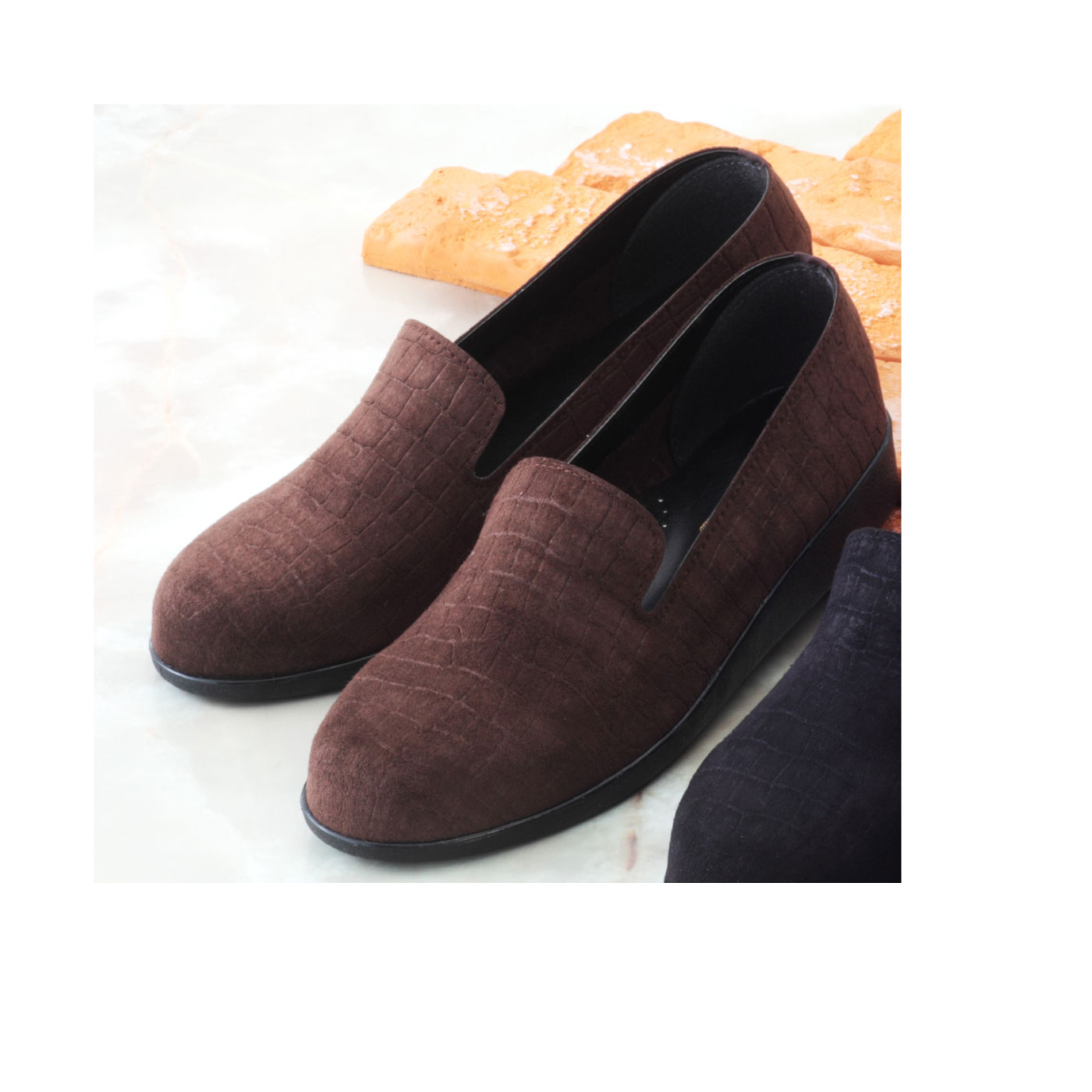 FELISSIMO PARTNERS|ふんわり幅広 クロコ調 スリッポンシューズ ブラウン